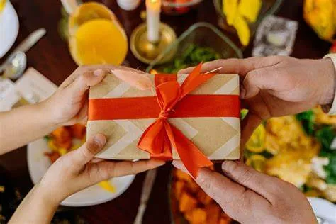 Vì sao quà sinh nhật lại "quyền lực" trong "công cuộc" cưa cẩm crush?